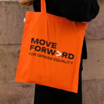 Bli världsfeminist för minst 150 kronor i månaden och få vår tygkasse som visar att du tar ställning för jämställdhet.